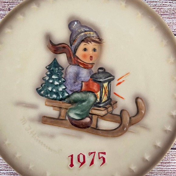 Set of 3 M.J. Hummel Plates - Picture 4 of 8